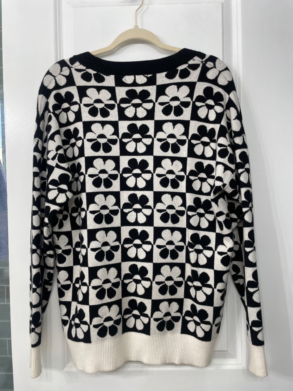 Forever 21 - Cardigan with Black and White flowers design, size Small - Picture 2 of 5